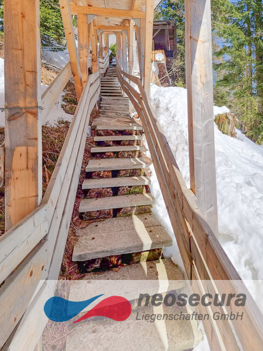 Treppe mit Holzüberdachung